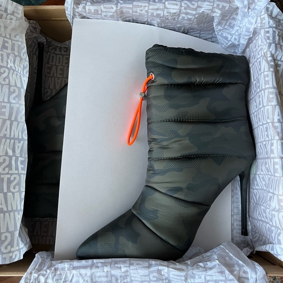 Steve Madden Cloak Camouflage Pointy Toe Pull-On Boots - Picture 9 of 11